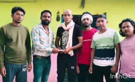 पेटलावद: बामनिया में युवाओं ने की अनूठी पहल, बीमारी से जूझ रहे व्यक्ति को दी आर्थिक मदद