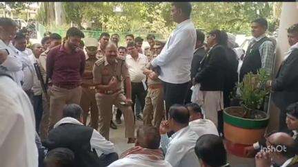 चायल: तहसील परिसर में प्रशासनिक अफसरों के समझाने पर भी अधिवक्ता नहीं माने, धरना प्रदर्शन लगातार जारी