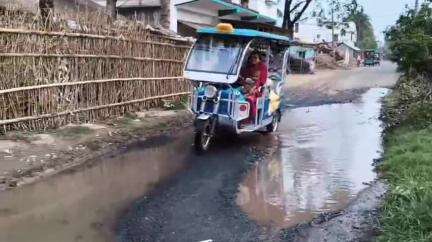 জলঙ্গি: জলঙ্গিতে PHE-র গাফিলতিতে রাস্তাঘাট ভাঙছে, দুর্ভোগে সাধারণ মানুষ #jansamasya