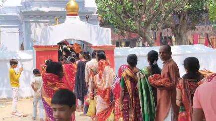 गोबिंदपुर राजनगर: नेटो गांव में बुद्ध पूर्णिमा पर जलते अंगारों पर चलकर भक्तों ने दिखाई हठ भक्ति, श्रद्धालुओं की उमड़ी भीड़