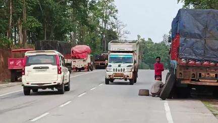 जशपुर: जशपुर-कुनकुरी मार्ग काईकच्छार में तेज रफ्तार बाइक बैल से टकराई, तीन युवक गंभीर रूप से घायल
