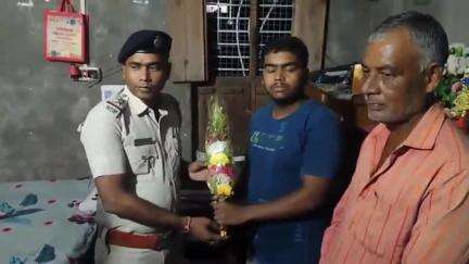 রানিনগর ২: রাণীনগরে কয়েকজন কৃতি ছাত্র-ছাত্রীকে সংবর্ধনা জানালেন রাণীনগর থানার OC