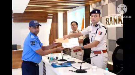 বাঁকুড়া ১: বাঁকুড়া জেলা পুলিশের তরফ থেকে বিভিন্ন পুলিশি কাজে সহায়তার জন্য তিনজন সিভিক ভলান্টিয়ারের পুরস্কৃত করলেন SP