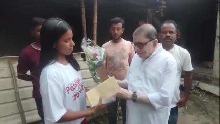 জলপাইগুড়ি: মালি পাড়ার দুস্থ মেধাবী ছাত্রী মৌ মোহন্তকে সংবর্ধনা ও আর্থিক সহযোগিতা করলো যুব কংগ্রেস