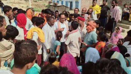 चरपोखरी: अहिले गांव में सड़क हादसे में महिला की मौत के बाद विधायक प्रतिनिधि ने परिजनों से मिलकर मुआवजा दिलवाने का आश्वासन दिया