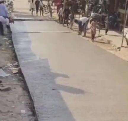 फतेेहपुर: सूरतगंज में हनुमान चौराहा–मिडिल स्कूल मार्ग का निर्माण कार्य शुरू, ब्लॉक प्रमुख लकी सिंह की पहल से सड़क को मिला नया जीवन