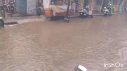 कर्जत: पावसाने नेरळ बाजारपेठेत पाणीच पाणी..
व्यापारी त्रस्त