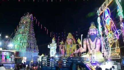 திருவொற்றியூர்: எண்ணூர் அருள்மிகு ஸ்ரீ பிலிகான் முனீஸ்வரர் ஆலய திருவிழாவில் வர்ணம் பூசி சிலை போல் நிற்க வைத்து பிச்சை எடுத்த சிறுவர்களால் பரபரப்பு