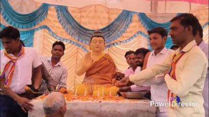 पटियाली: ग्राम नगला मक्खन में भगवान बुद्ध की प्रतिमा का हुआ अनावरण, अनुयायियों ने बरसाए फूल