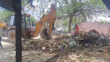 कानपुर थाना नवाबगंज के अंतर्गत सूर्य विहार चौराहे पर चला बुलडोजर