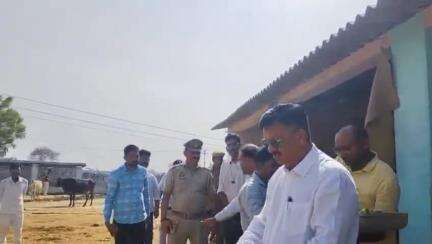 शाहगंज: अस्थायी गो-आश्रय स्थल कम्मरपुर का DM ने किया औचक निरीक्षण