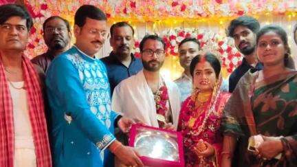 বড়ঞা: সিঙ্গেড্ডা গ্রামে বিয়ের অনুষ্ঠানে উপস্থিত বিধায়ক ও পঞ্চায়েত সমিতির সভাপতি