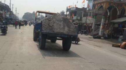 सरायगढ़ भपटियाही: सरायगढ़ भपटियाही की बाजार वाली सड़क पर बालू ढोने से परेशानी