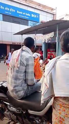 ##बैंक ऑफ इंडिया घाघरा ###बैंक खुलने के इन्तज़ार में लोगों का भीड़###