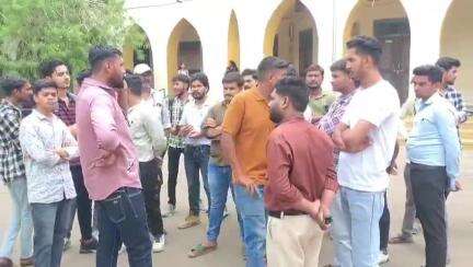 बड़वानी: पीजी कॉलेज में छात्रा से अभद्र व्यवहार, अतिथि प्राध्यापक ने मांगी माफी, परिजनों और अभाविप के विरोध के बाद मामला शांत