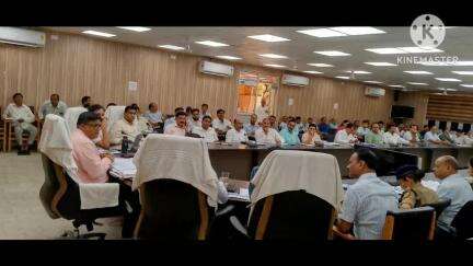 बस्ती: जिलाधिकारी बस्ती ने आज कलेक्ट सभागार में अधिकारियों के साथ आईजीआरएस की समीक्षा के लिए की बैठक