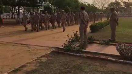 रॉबर्ट्सगंज: पुलिस उपाधीक्षक ने रिजर्व पुलिस लाइन चुर्क में बुधवार को परेड की ली सलामी, किया गया निरीक्षण