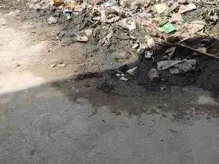 तालबेहट पुरा कलां रोड वार्ड नंबर 5 में कचरे का ढेर लगा हुआ और नाली बनने के  भी पानी नहीं निकल रहा क्योकी रोड नीचा है