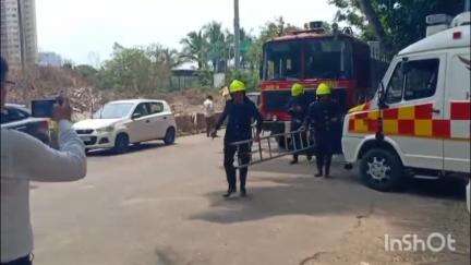 ठाणे: खिडकाळी येथे पावसाचे पाणी इमारतीत शिरल्याने काही नागरिक इमारतीत अडकल्याचेमॉकड्रिल यशस्वीरित्या पूर्ण