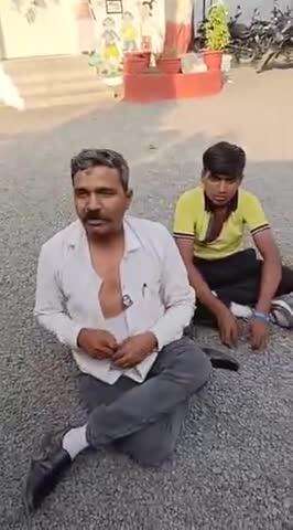 sanavad mein ek viklang aadami ko panch police walon ne andar kond  ke bahut mara#
