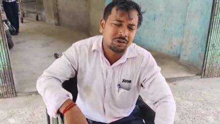 ভগবানগোলা ১: কানাপুকুর এলাকায় লছিমন গাড়ি ও বাইকের সঙ্গে ধাক্কা গুরুতর আহত বাইক আরোহী