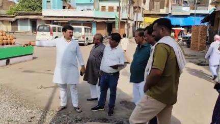 कौंच: कोंच पालिकाध्यक्ष प्रदीप कुमार ने नगर के कई इलाकों में सफाई व्यवस्था, नाली और पुलिया का किया निरीक्षण, दिए कड़े निर्देश