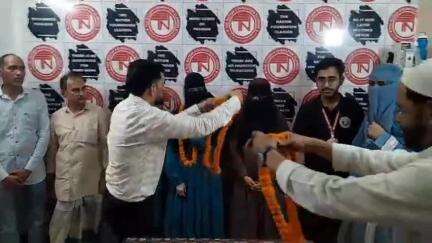 मऊ: डोमनपुरा इलाके में हाईस्कूल और इंटर में टॉप करने पर बुनकरों के बच्चों को द नेशन फाउंडेशन क्लासेज में किया गया सम्मानित
