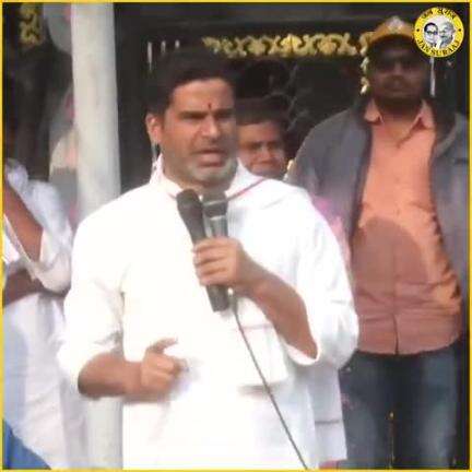 जानवर की तरह एक-दूसरे के कंधे पर बैठे जा रहे हैं।
हम लोगन के छाती गर्व से फूल रहल बा।
#bihar #migration #jansuraajpadyatra