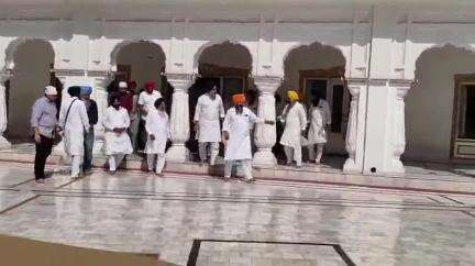 ਅੰਮ੍ਰਿਤਸਰ 2: ਦਰਬਾਰ ਸਾਹਿਬ ਵਿੱਚ ਮੱਥਾ ਟੇਕਣ ਪਹੁੰਚੇ ਸਾਬਕਾ ਕੈਬਨਟ ਮੰਤਰੀ ਬਿਕਰਮ ਸਿੰਘ ਮਜੀਠੀਆ