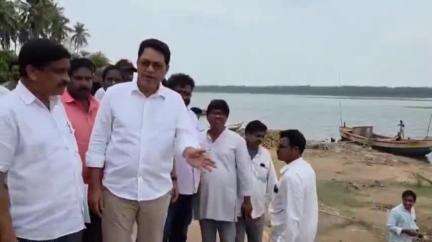 రాజోలులో గోదావరి రేవులను పరిశీలించిన ఎమ్మెల్యే దేవ వరప్రసాద్