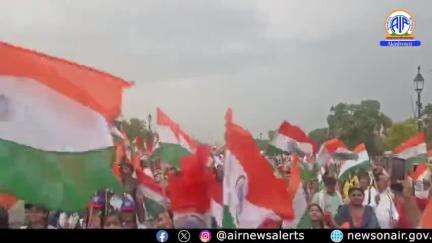 To celebrate the valour of India's Armed Forces after the success of #OperationSindoor, citizens organize a #TirangaYatra at India Gate in New Delhi.  #IndianArmy | #IndianArmedForces |
#airnewsalerts
 #railminindia