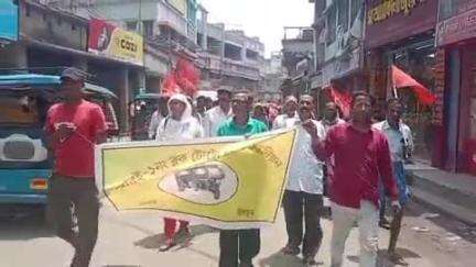 মুরারই ১: মুরারইয়ে CITU অনুমোদিত টোটো চালক ইউনিয়নের পক্ষ থেকে,বিভিন্ন দাবি নিয়ে BDO অফিসে স্মারকলিপি প্রদান