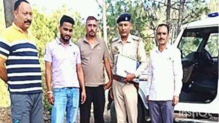 कंडाघाट: पुलिस थाना सायरी की टीम ने गश्त के दौरान स्विफ्ट डिजायर गाड़ी से बरामद की 12 पेटियां अवैध देसी शराब, मामला दर्ज