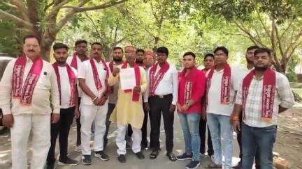 मऊ: कलेक्ट्रेट में हिंदू जागरण समिति के लोगों ने नगर पालिका प्रशासन के खिलाफ किया प्रदर्शन, जिलाधिकारी को दिया ज्ञापन