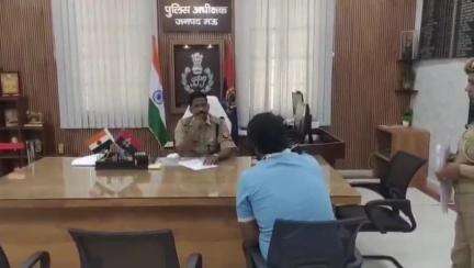 मऊ: बकवल स्थित एसपी कार्यालय में एसपी इलामारन जी ने की जनसुनवाई, लगभग 13 मामलों के निस्तारण के दिए निर्देश