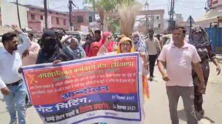 झज्जर: झज्जर नगर पालिका के सफाई कर्मचारियों का धरना प्रदर्शन दूसरे दिन भी जारी, सरकार के खिलाफ नारेबाजी