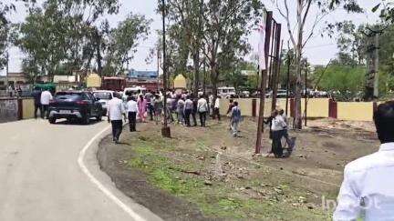 प्रतापगढ़: मिनी सचिवालय को अचानक खाली कराया गया, मौके पर प्रशासन व पुलिस अधिकारी मौजूद
