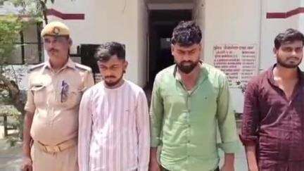 चंदौली: जेठमलपुर तिराहा के पास पुलिस ने टाटा मैजिक वाहन में दो राशि गोवंशों को बरामद कर तीन गौ तस्करों को किया गिरफ्तार