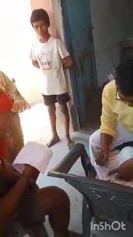 रजौली: करहरा प्राथमिक विद्यालय में टीसी देने के लिए पैसे मांगने को लेकर हुआ हंगामा, अभिभावक ने अधिकारियों से की शिकायत