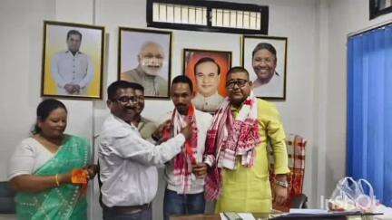চাবুৱা: কংগ্ৰেছৰ সমৰ্থনত জয়লাভ কৰা টিমনা গাঁও পঞ্চায়তৰ ৮ নং ৱাৰ্ডৰ সদস্যই চাবুৱাত বিধায়কৰ উপস্থিতিত যোগদান কৰিলে বিজেপিত