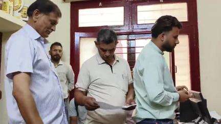 नाहन: विधायक अजय सोलंकी ने अपने निवास स्थान पर लोगों की जन समस्याएं सुनीं