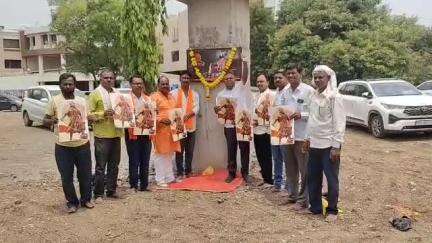 महापुरुषांच्या स्मारकांची कामे तातडीने पूर्ण करा  जिल्हा परिषदेसमोर धरणे आंदोलन सुरू