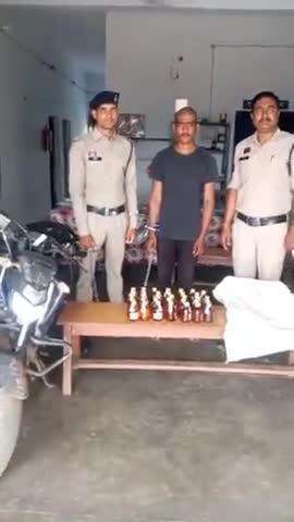 समाधान सेल" में प्राप्त सूचना के आधार पर चौकी करहीबाजार की पुलिस टीम द्वारा ग्राम ओटेबंद में घेराबंदी कर अवैध रूप से शरा