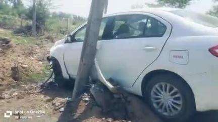नरसिंहपुर बरहटा 
ग्राम बरहेटा में अनियनत्रित होकर कार खंबे से टकराई