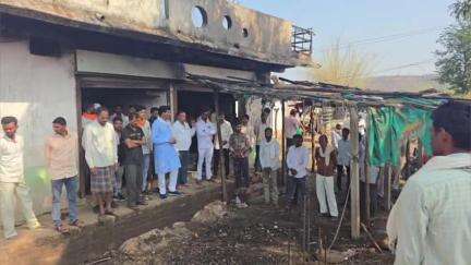 बड़वानी: ग्राम घट्या में मकान में लगी आग के बाद घटना का जायजा लेने  पहुंचे विधायक, परिवार से की मुलाकात