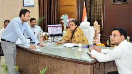 बुलंदशहर: कलेक्ट्रेट में जिलाधिकारी ने चार निर्माणाधीन परियोजनाओं के कार्य लंबित होने पर निराकरण के लिए की बैठक