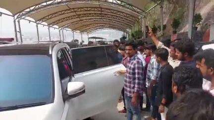 బెజవాడ దుర్గమ్మని దర్శించుకున్న సింగల్ మూవీ టీం