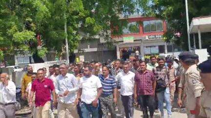 કડી: કડી શહેરના અંડરબ્રિજ માં વરસાદી પાણી ભરાવાને લઈ હાલાકી,સ્થાનિકોએ જનઆંદોલન કરી આવેદન પત્ર આપ્યું #jansamasya