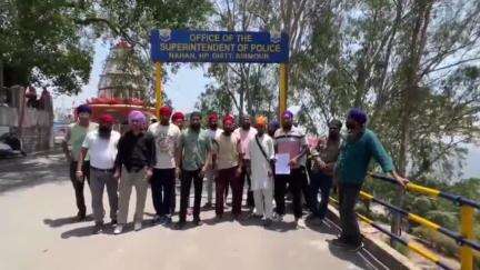 नाहन: गोविंदगढ़ मोहल्ले पर सोशल मीडिया पर की गई आपत्तिजनक टिप्पणियों को लेकर युवकों ने जिला प्रशासन को सौंपी शिकायत