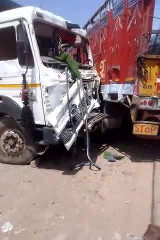 baldevgarh bamhori tigela par hua do trucks 🚛🚒 ka accident